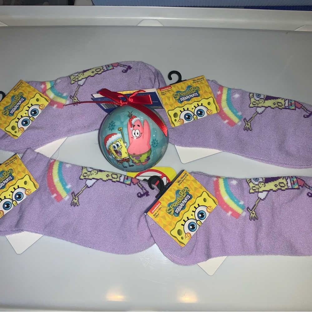 4 PAIRS SPONGEBOB SQUAREPANTS SOCKS NO SHOW SIZE 4-10 & CHRISTMAS ORNAMENT